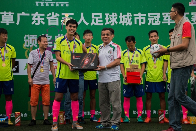 李凯尔：周鹏与赵继伟英语水平有限 希望为中国男篮参加世界杯